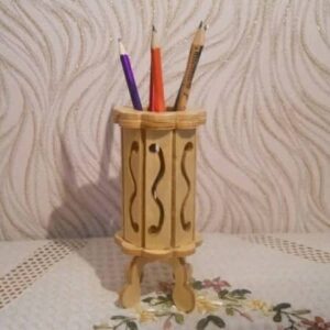Карандашница на ножках