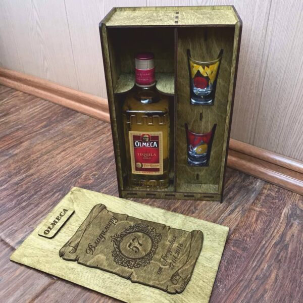 Коробка под бутылку 0.7л и 2 рюмки