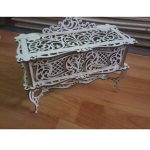 Резная шкатулка на ножках