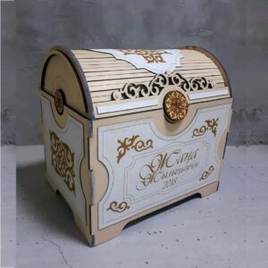 Сундук с кожаными накладками